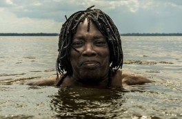 La madre de Milton surgiendo del agua